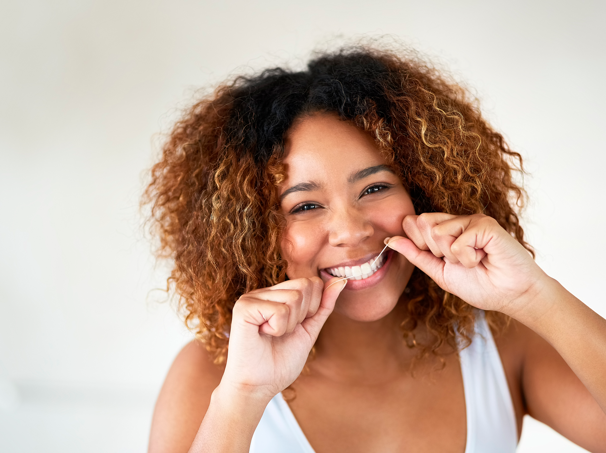 Imagem de uma escova de dentes e fio dental simbolizando a importância da higiene bucal.