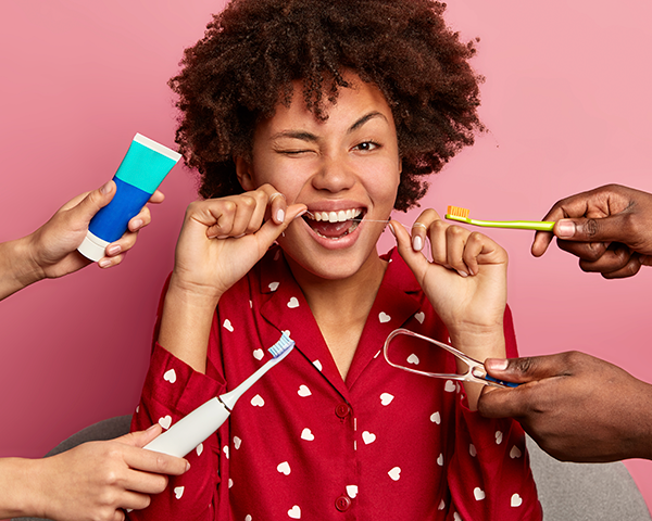 Imagem de uma escova de dentes e fio dental simbolizando a importância da higiene bucal.