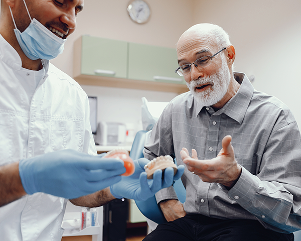 Imagem de um paciente recebendo um protocolo dentário em uma clínica odontológica.